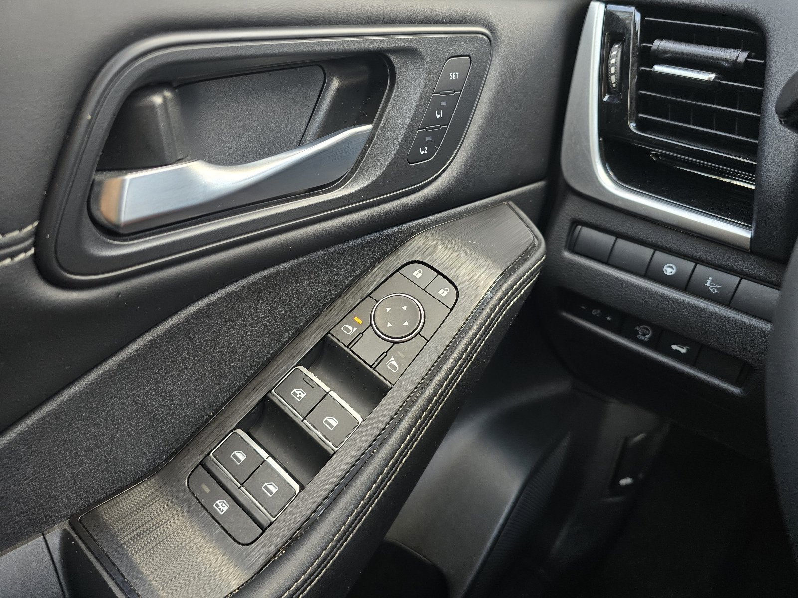 Certified 2025 Nissan Rogue SL w/ Tech Package FWD image 23