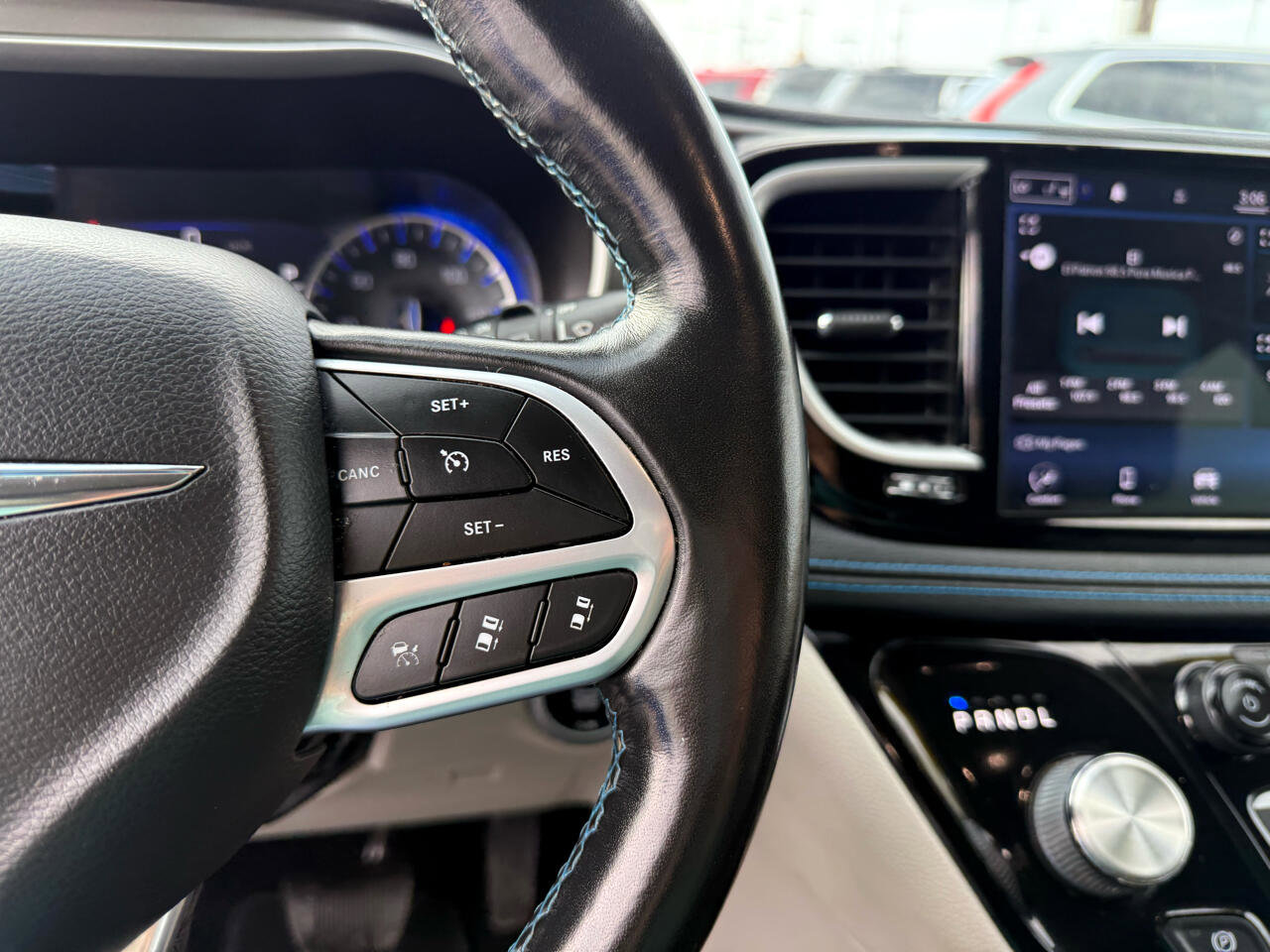 Used 2021 Chrysler Pacifica Touring-L image 18