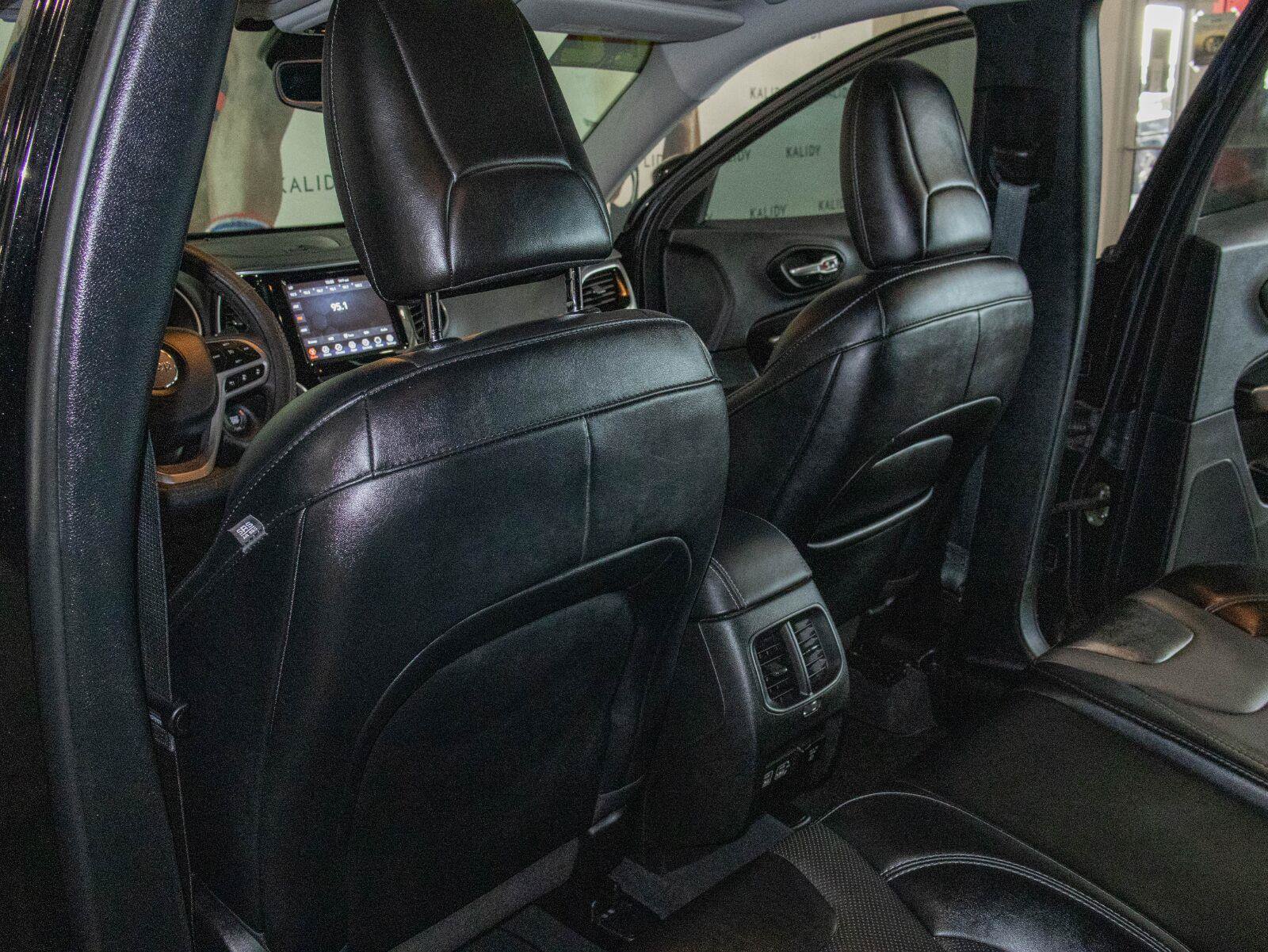 Used 2022 Jeep Cherokee Limited AWD/4WD image 9