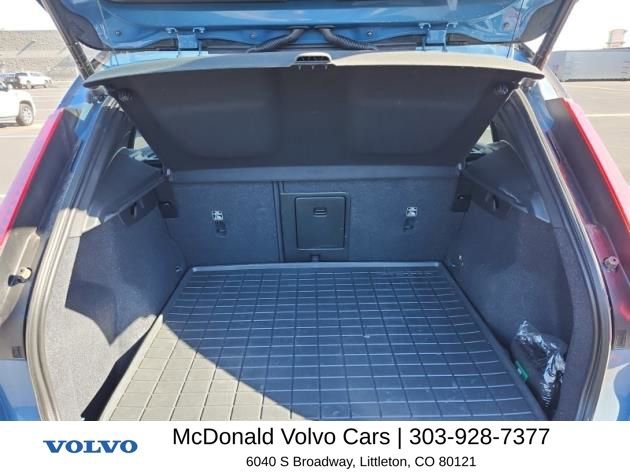 Used 2024 Volvo XC40 B5 Core image 7