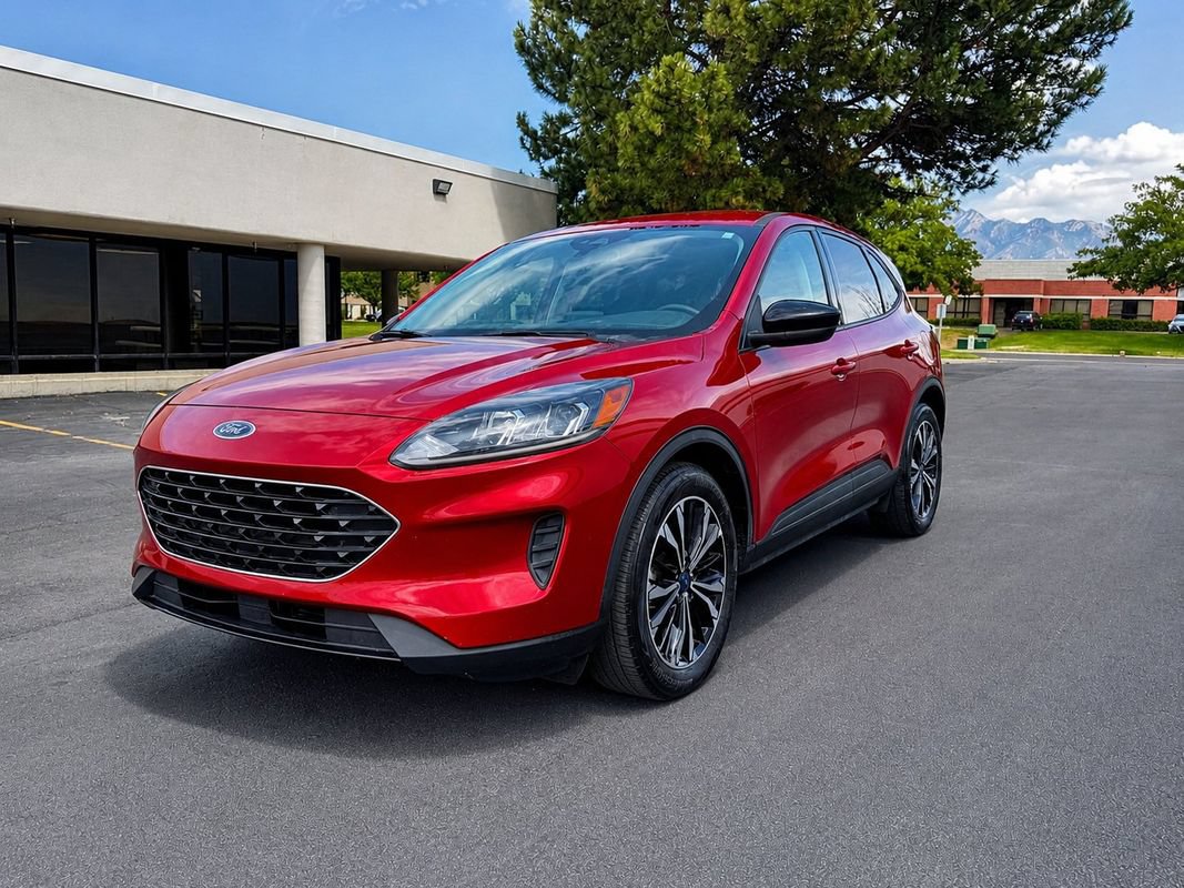 Used 2022 Ford Escape SE w/ SE Sport Appearance Package FWD image 1