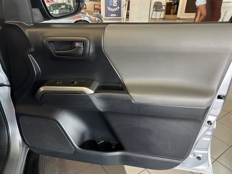 Used 2020 Toyota Tacoma SR5 RWD image 28