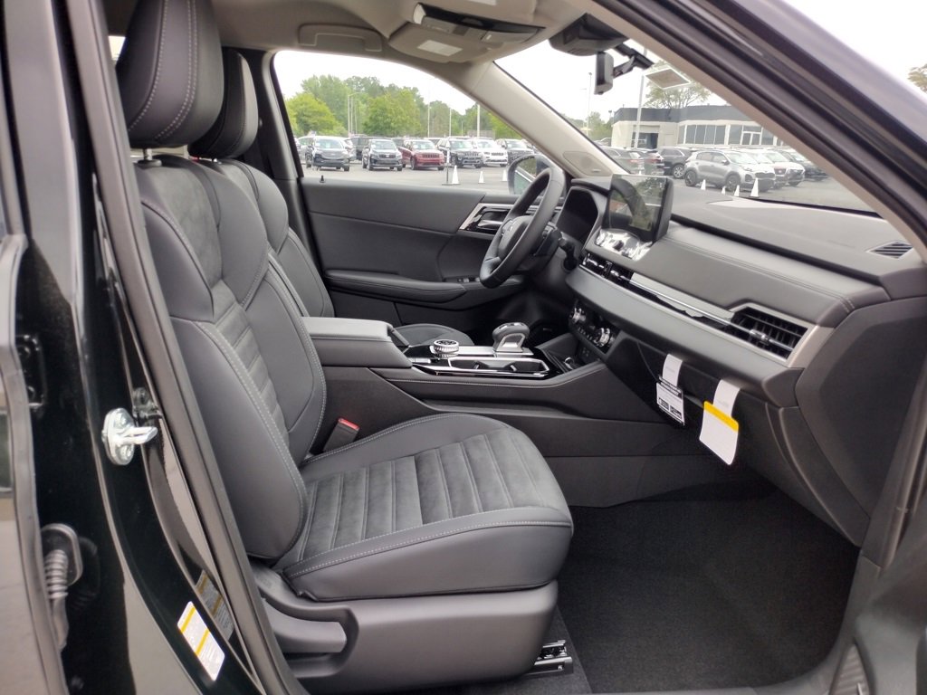 New 2025 Mitsubishi Outlander SE image 11