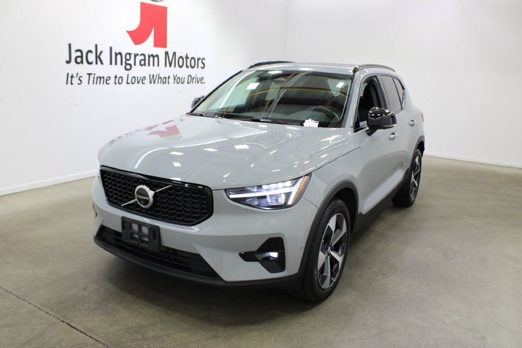 Used 2026 Volvo XC40 B5 Plus AWD/4WD image 2