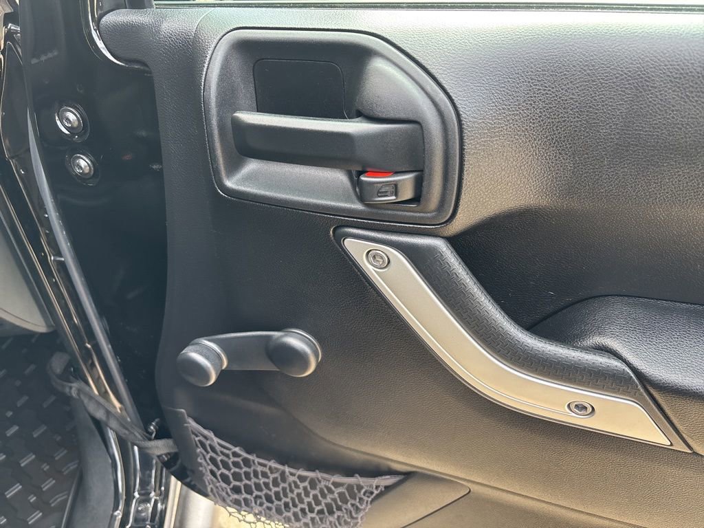 Used 2016 Jeep Wrangler Rubicon w/ Connectivity Group image 40