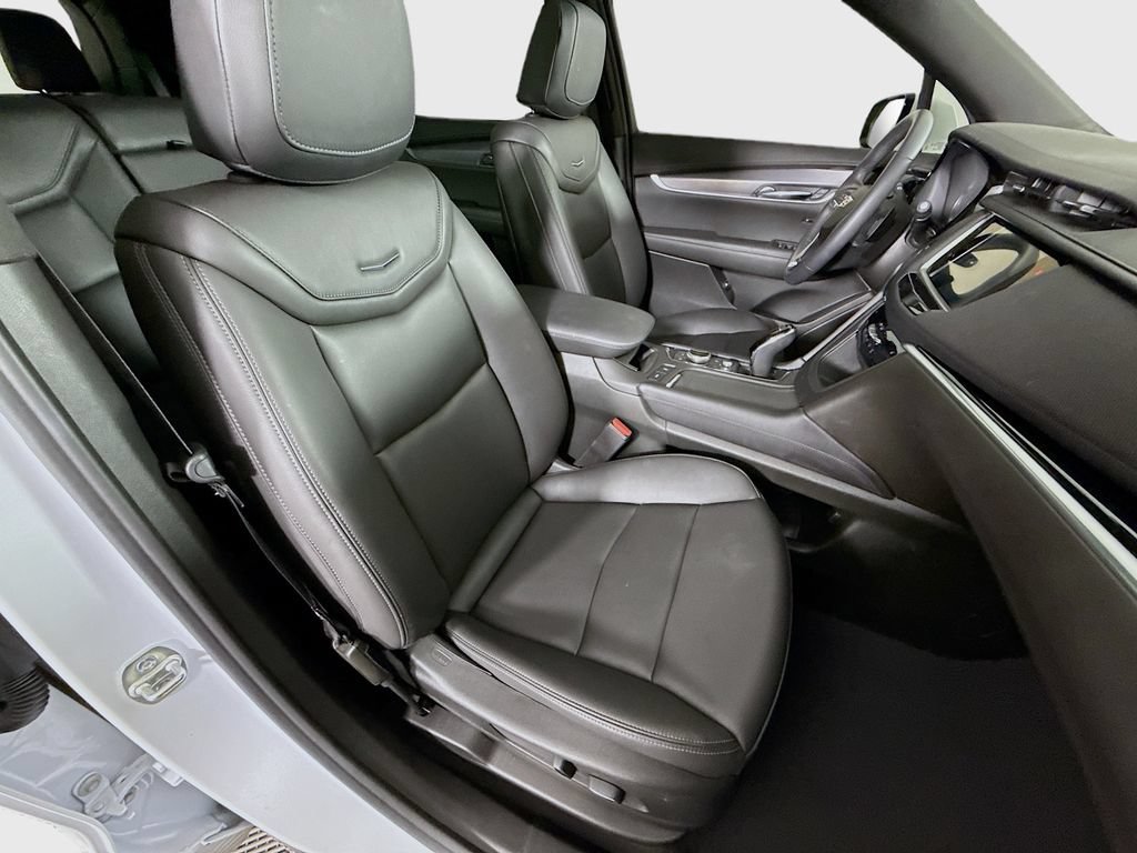 Used 2025 Cadillac XT6 Luxury FWD image 30