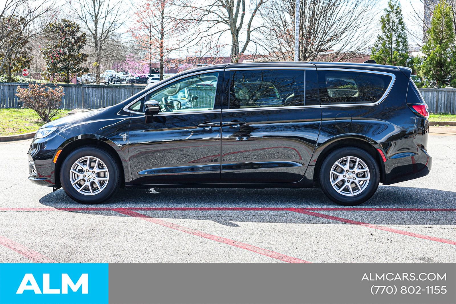Used 2024 Chrysler Pacifica Touring-L image 10