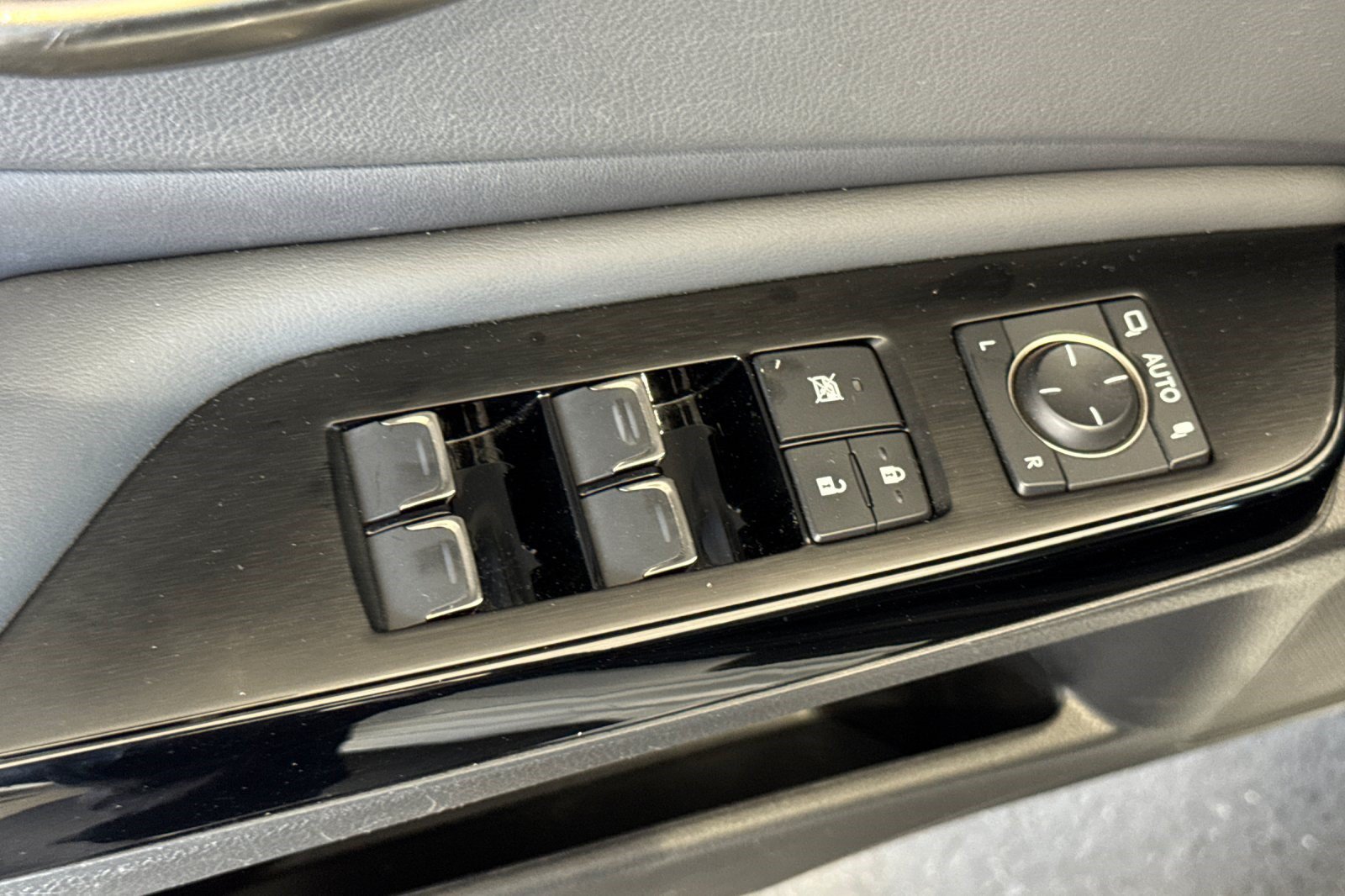 Certified 2022 Lexus ES 300h w/ Premium Package FWD image 13