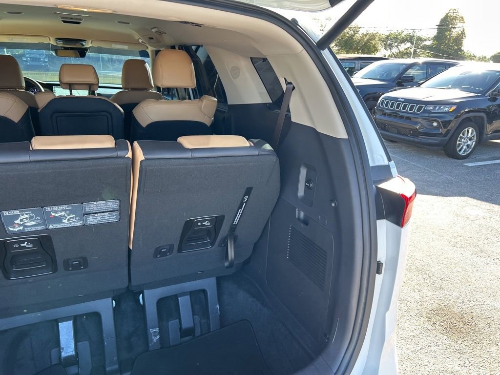 Used 2023 Kia Carnival EX image 30