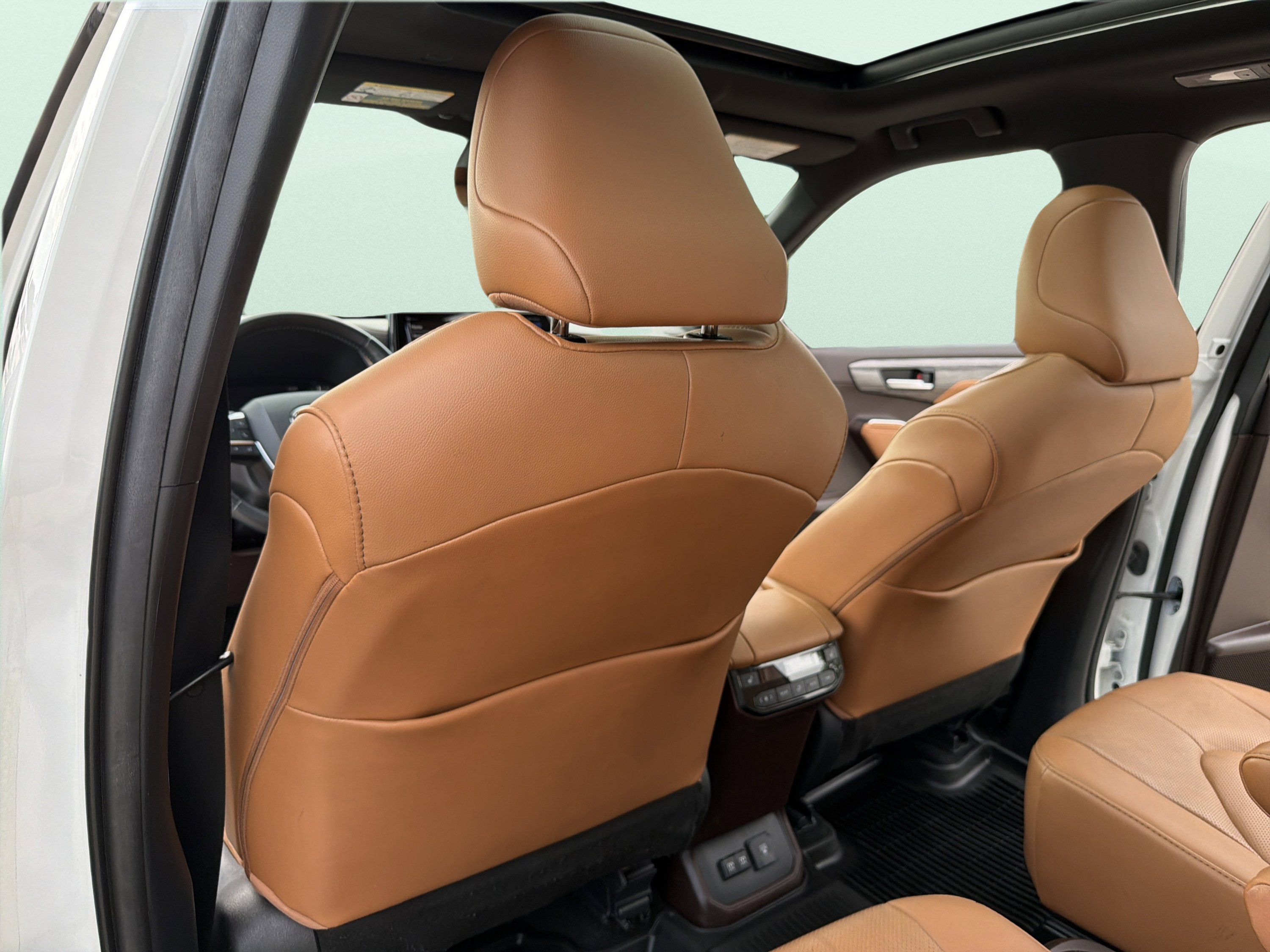 Used 2020 Toyota Highlander Platinum FWD image 29