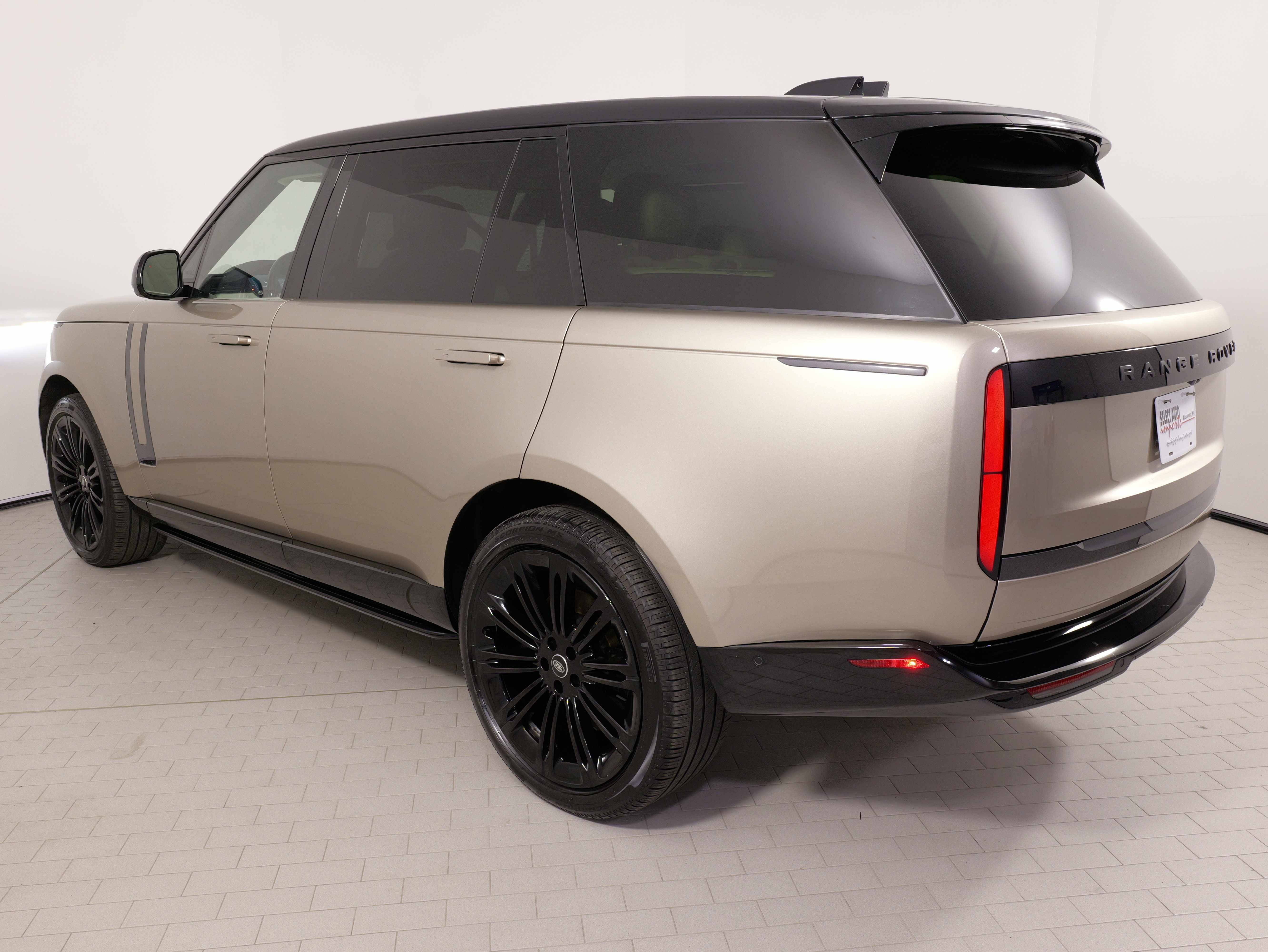 Used 2025 Land Rover Range Rover Long Wheelbase SE image 16