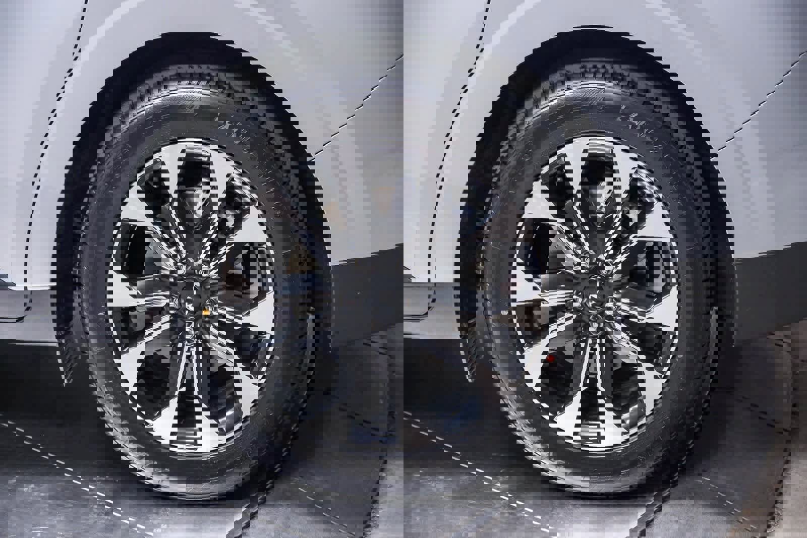 Used 2024 Kia Carnival EX image 9