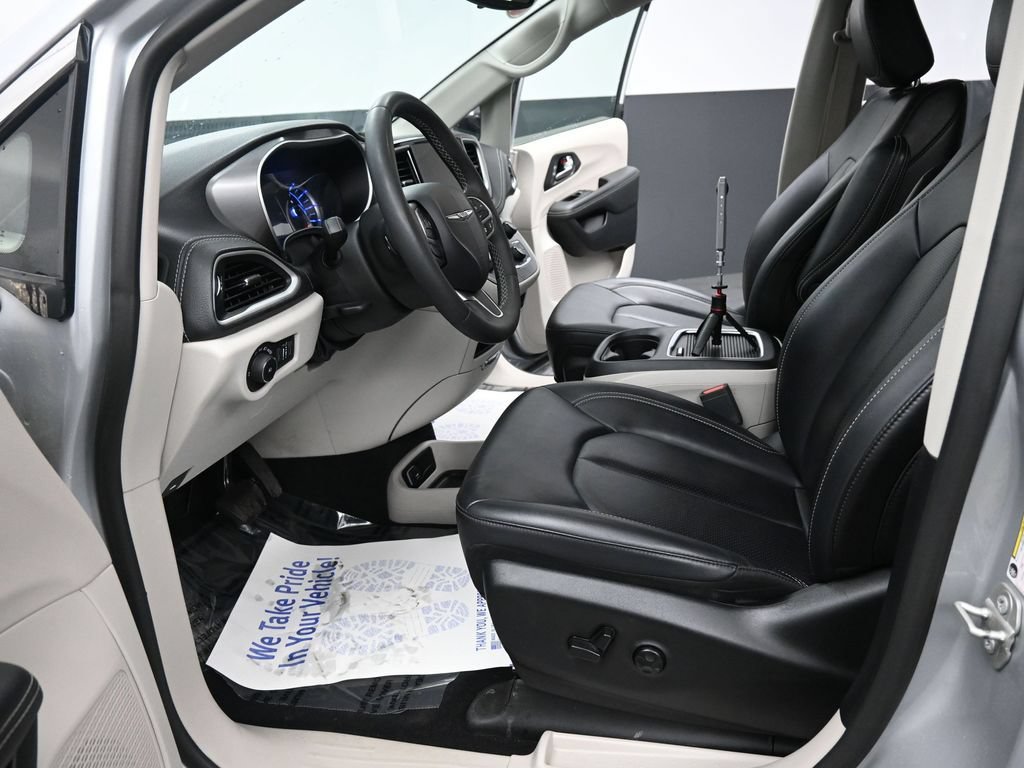 Used 2024 Chrysler Pacifica Limited FWD image 32