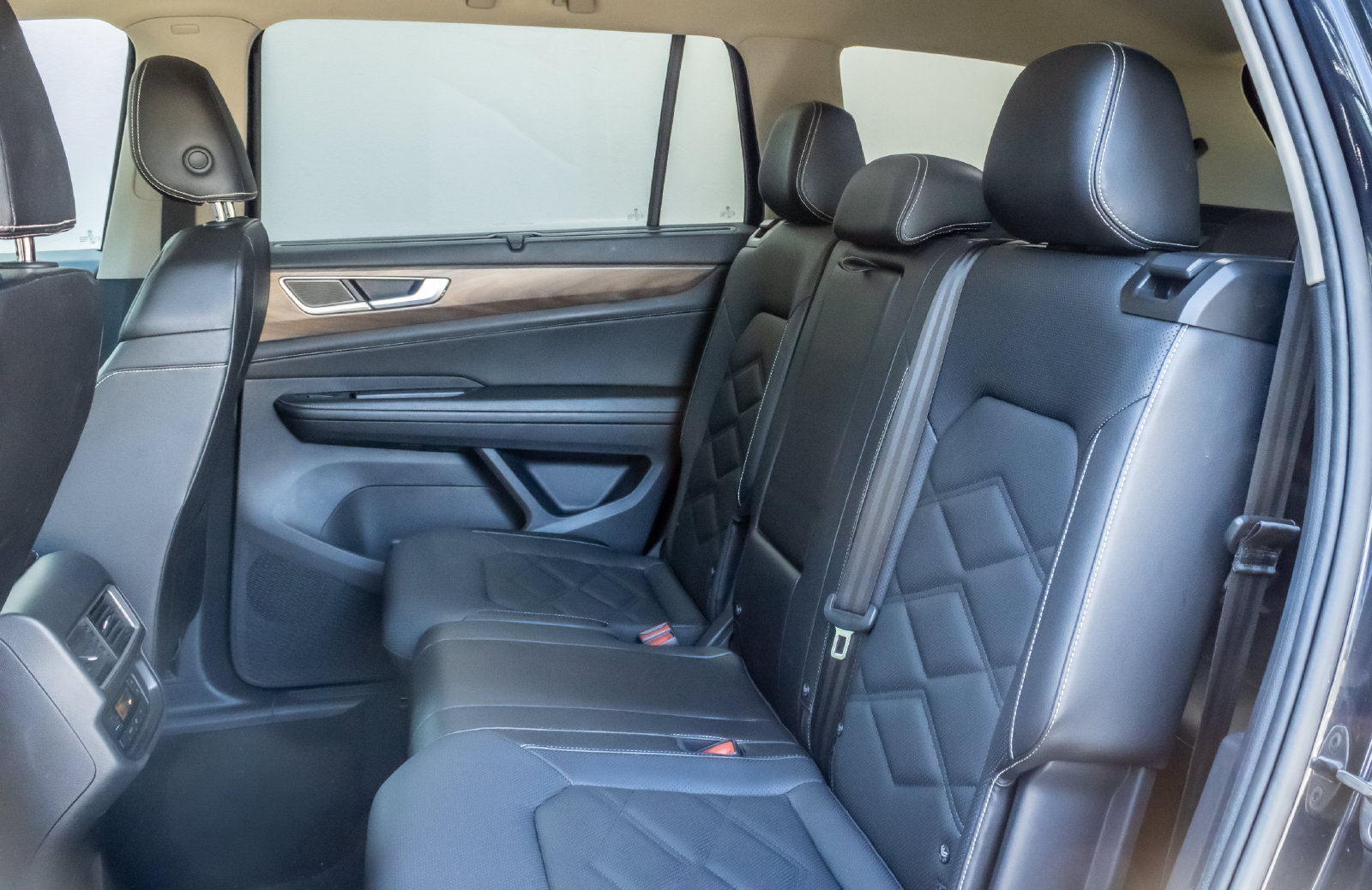 Used 2025 Volkswagen Atlas SE AWD/4WD image 13