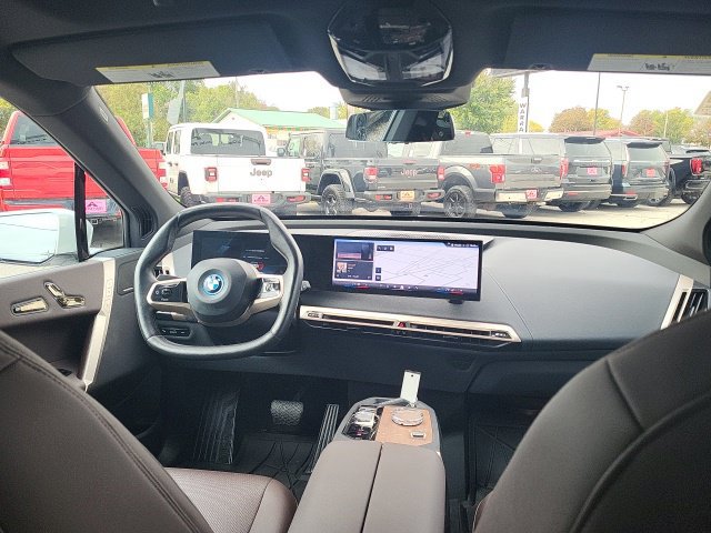 Used 2024 BMW iX xDrive50 w/ Premium Package AWD/4WD image 11