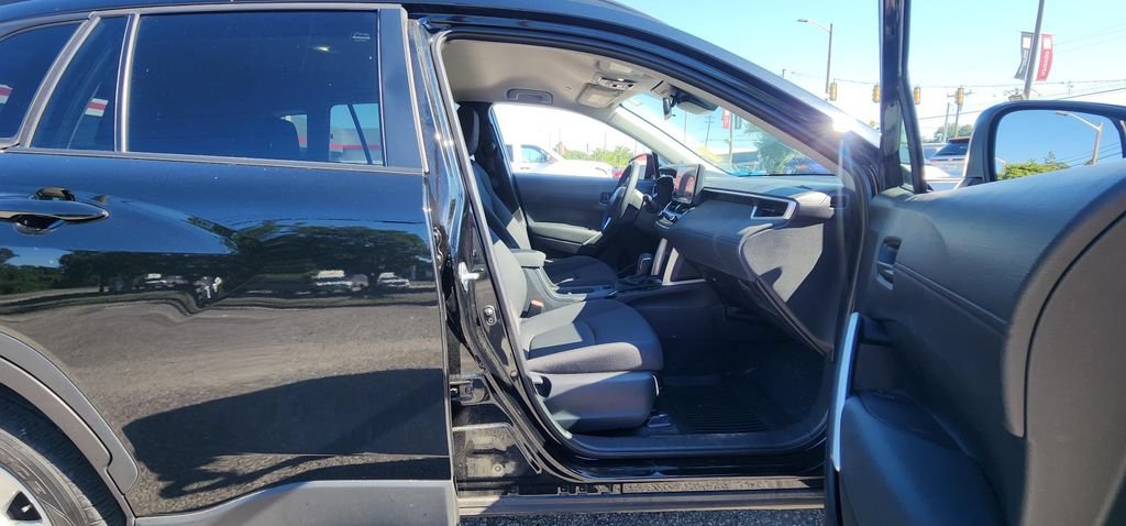Used 2025 Toyota Corolla Cross LE FWD image 9