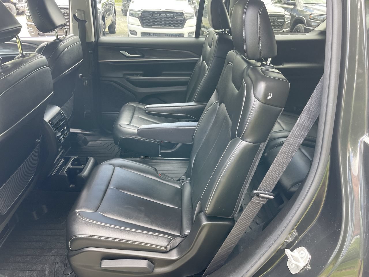 Used 2024 Jeep Grand Cherokee L Limited AWD/4WD image 38