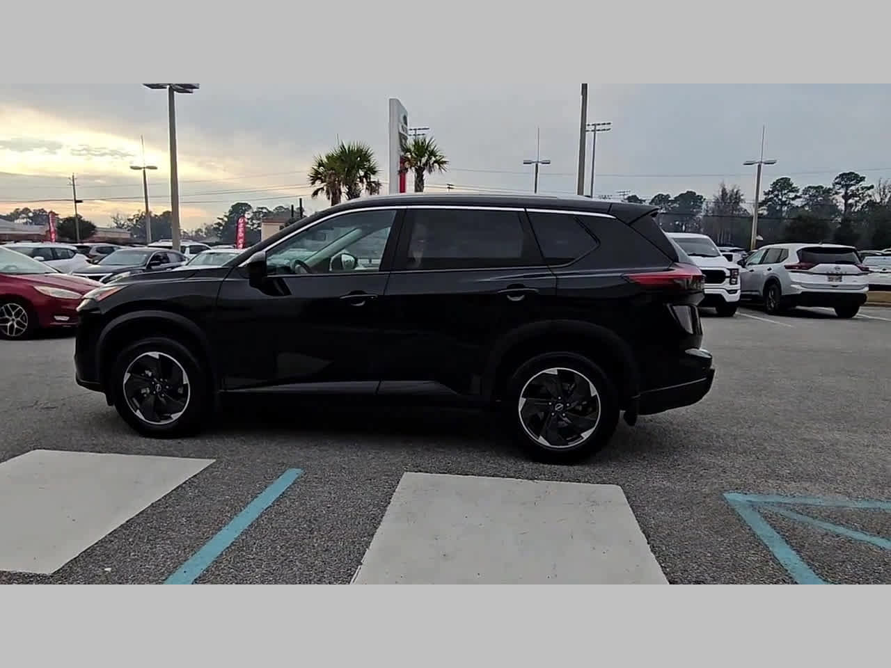 Used 2024 Nissan Rogue SV w/ SV Premium Package image 25