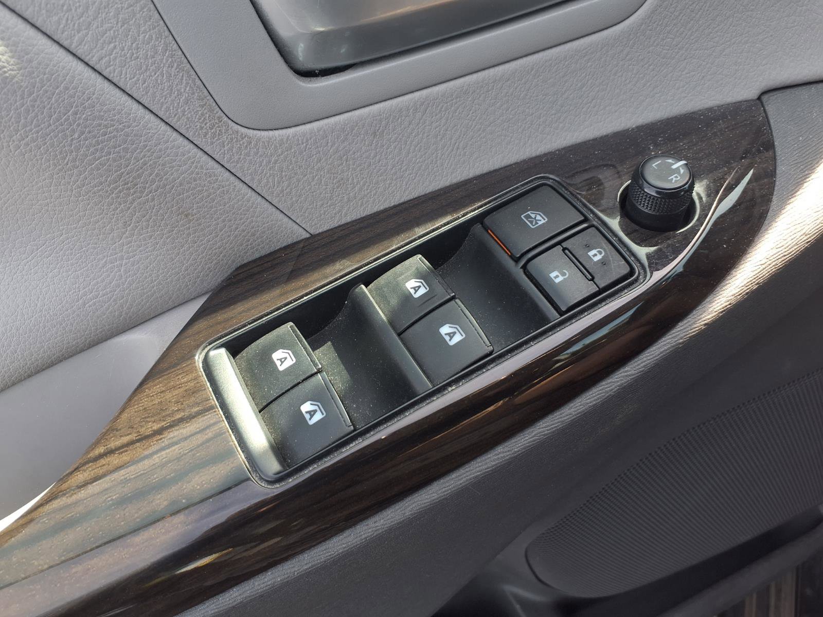Used 2017 Toyota Sienna XLE Premium FWD image 17