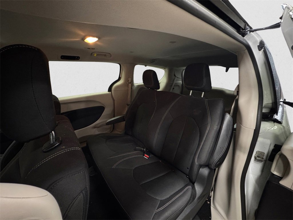 Used 2020 Chrysler Voyager L image 13
