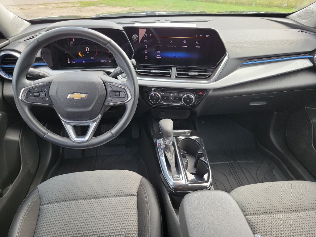 Used 2025 Chevrolet Trax LT w/ Driver Confidence Package FWD image 32
