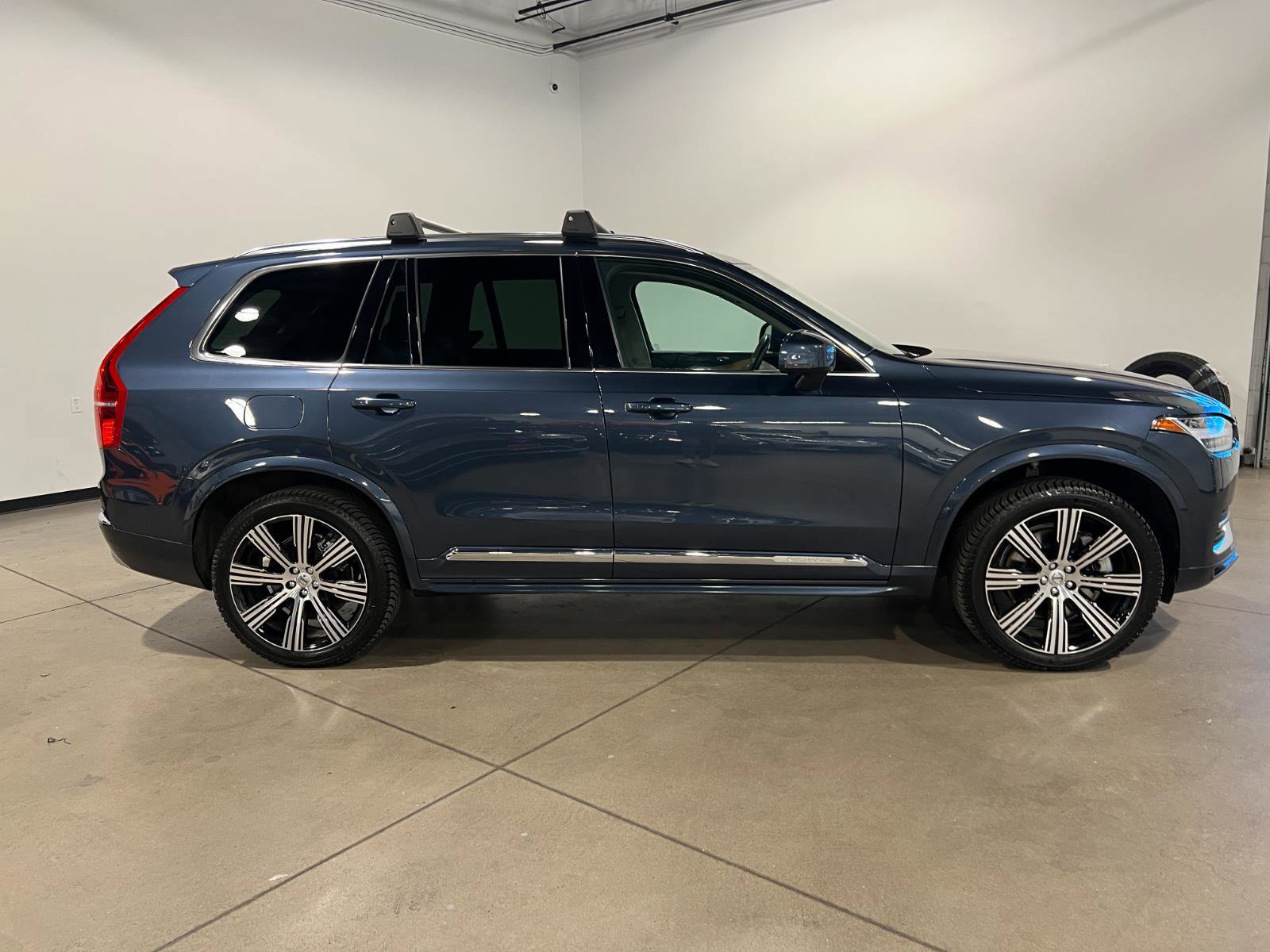 Used 2022 Volvo XC90 T8 Inscription Expression w/ Advanced Package image 2