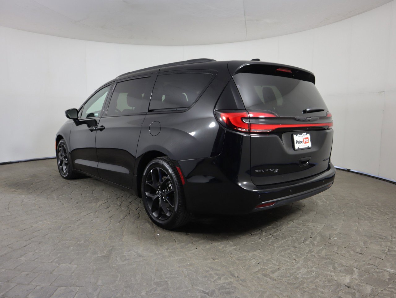 Used 2025 Chrysler Pacifica Limited image 5