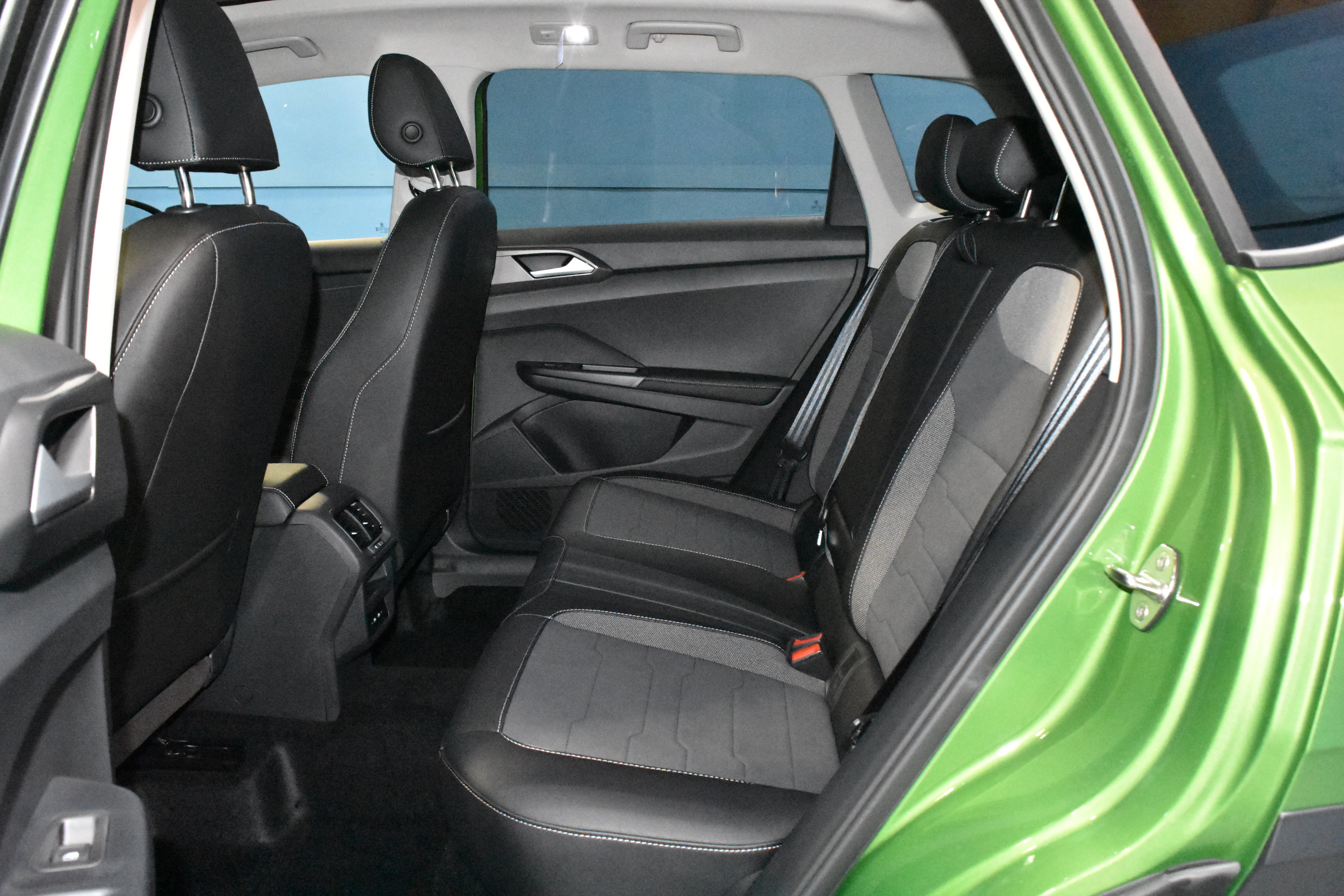 New 2026 Volkswagen Taos SE FWD image 15