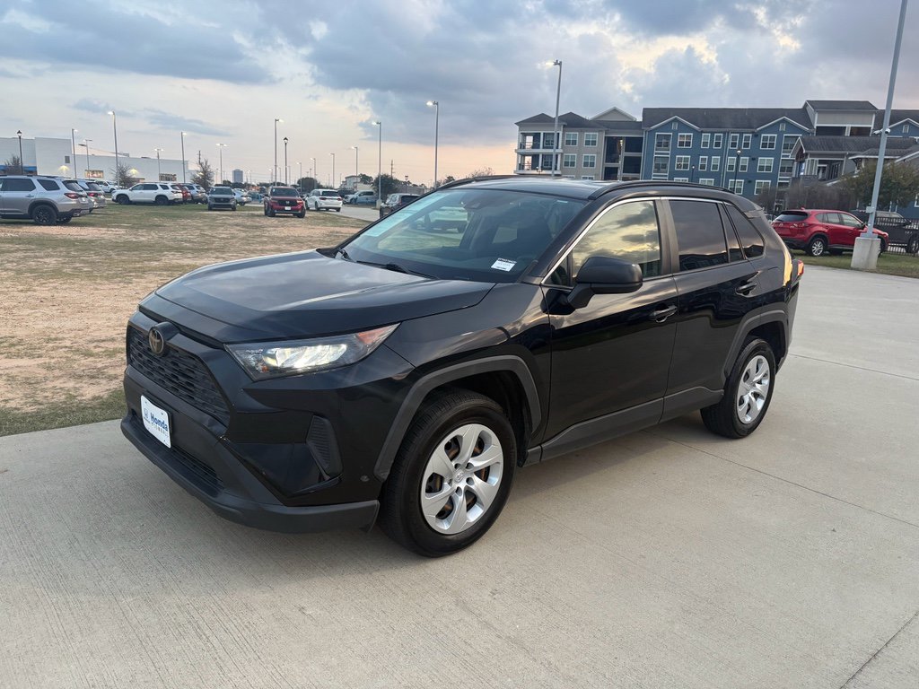 Used 2019 Toyota RAV4 LE image 4