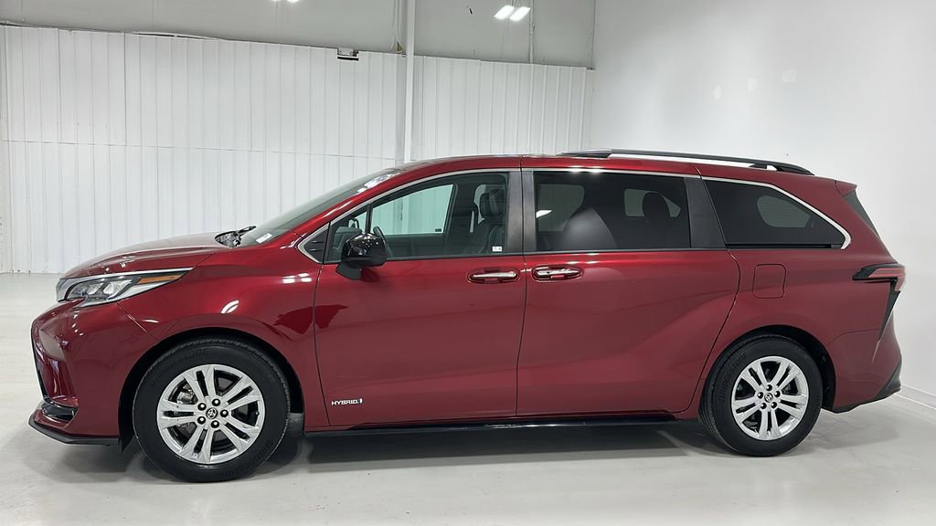 Used 2021 Toyota Sienna XSE w/ XSE Plus Package image 2