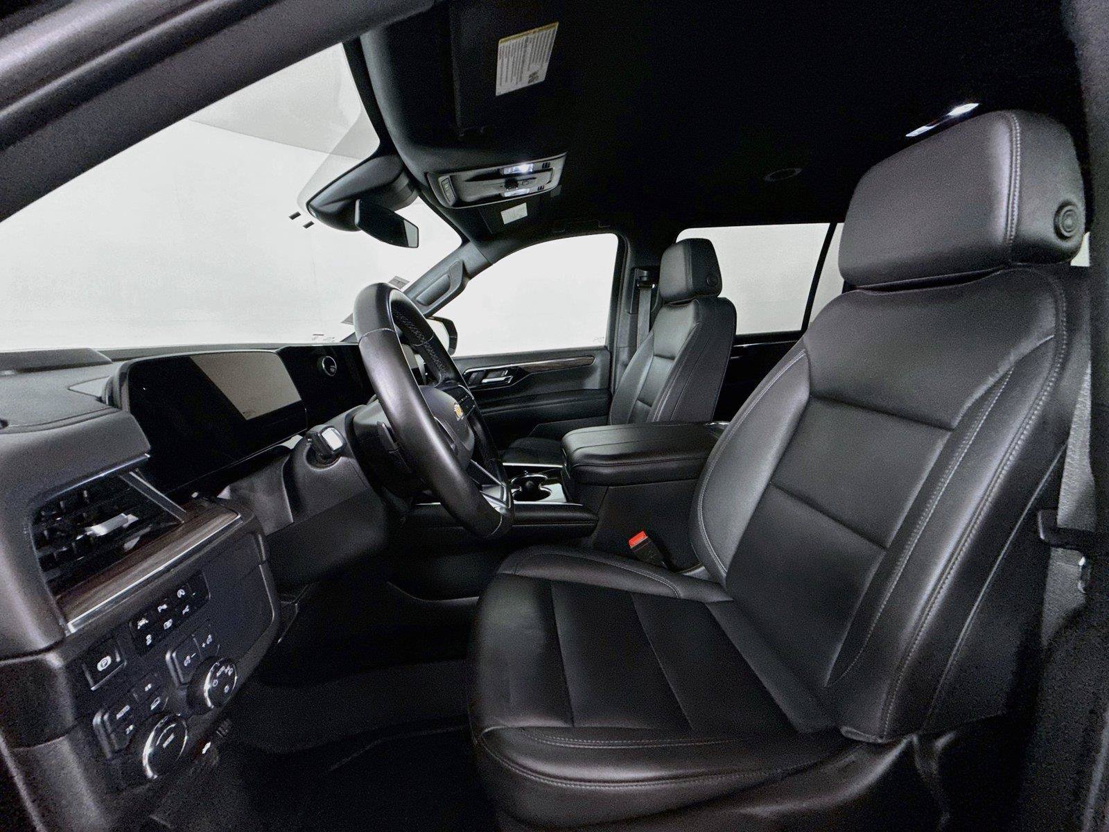 Used 2025 Chevrolet Suburban LT AWD/4WD image 3