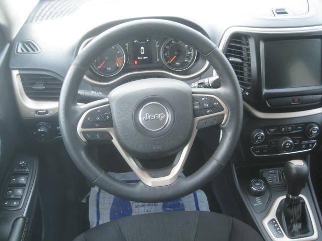 Used 2015 Jeep Cherokee Latitude w/ Cold Weather Group AWD/4WD image 15