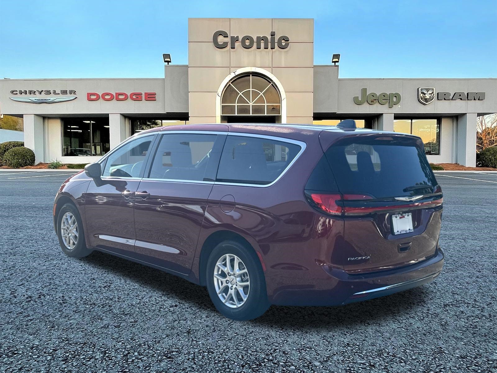 Used 2023 Chrysler Pacifica Touring-L FWD image 5