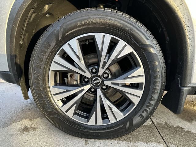 Used 2023 Nissan Rogue SV image 12