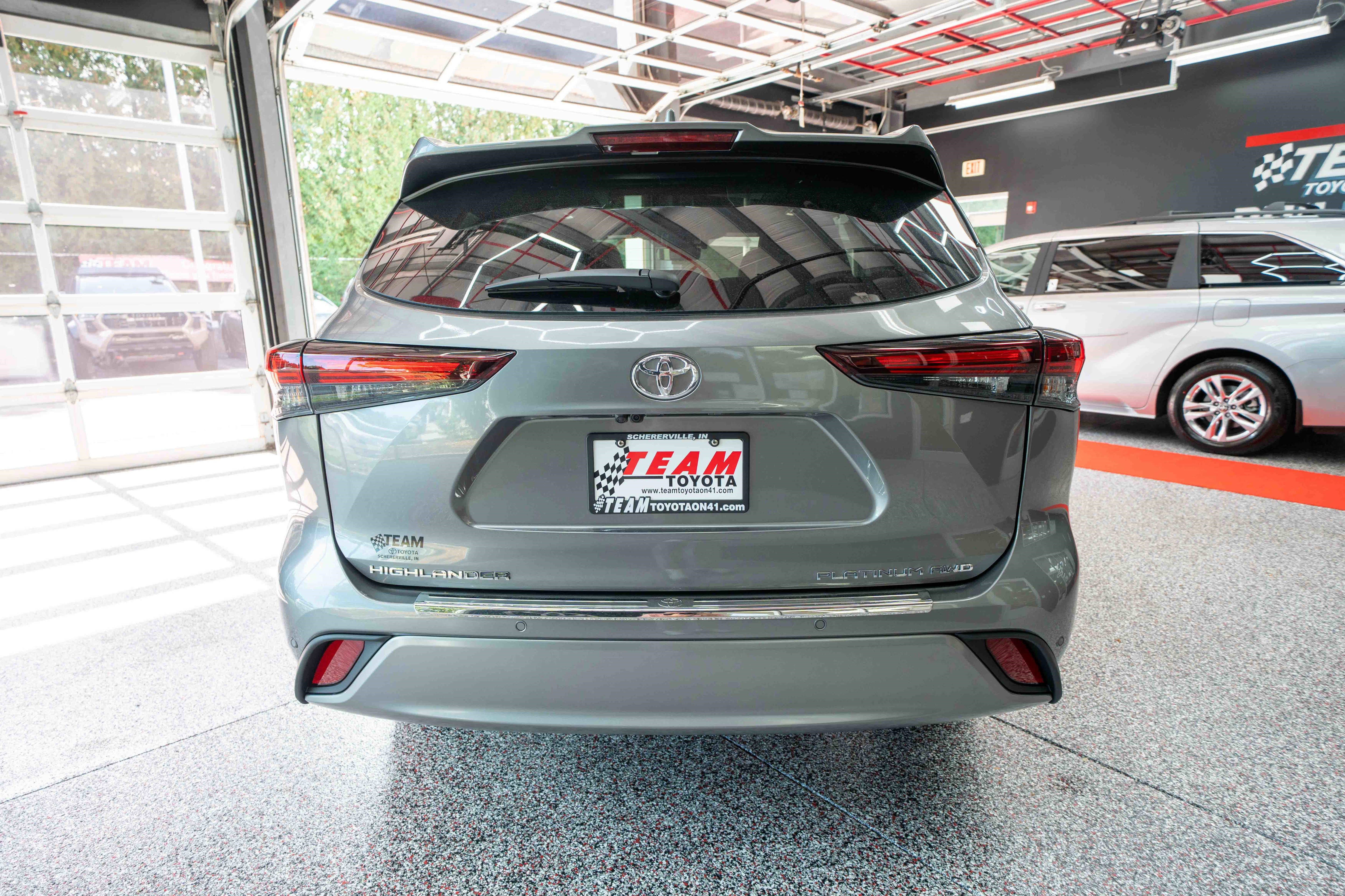 New 2026 Toyota Highlander Platinum image 3