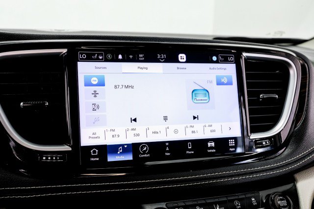 Used 2022 Chrysler Pacifica Limited FWD image 29
