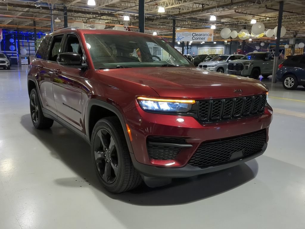 Used 2022 Jeep Grand Cherokee Altitude AWD/4WD image 5