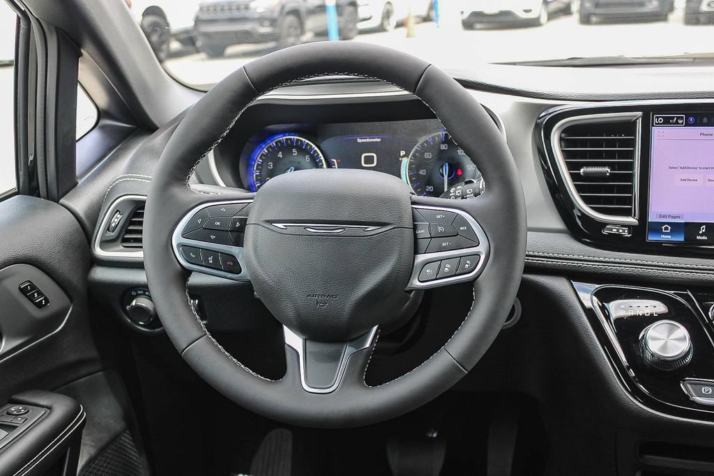 New 2027 Chrysler Pacifica Select FWD image 16