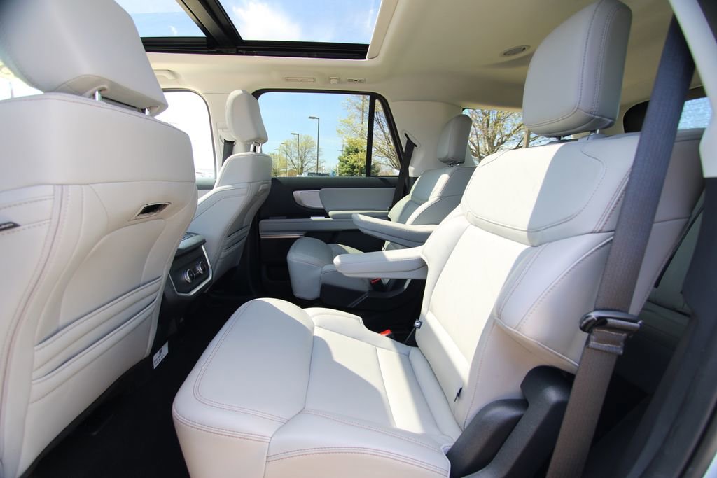 Used 2025 Ford Expedition Active AWD/4WD image 7