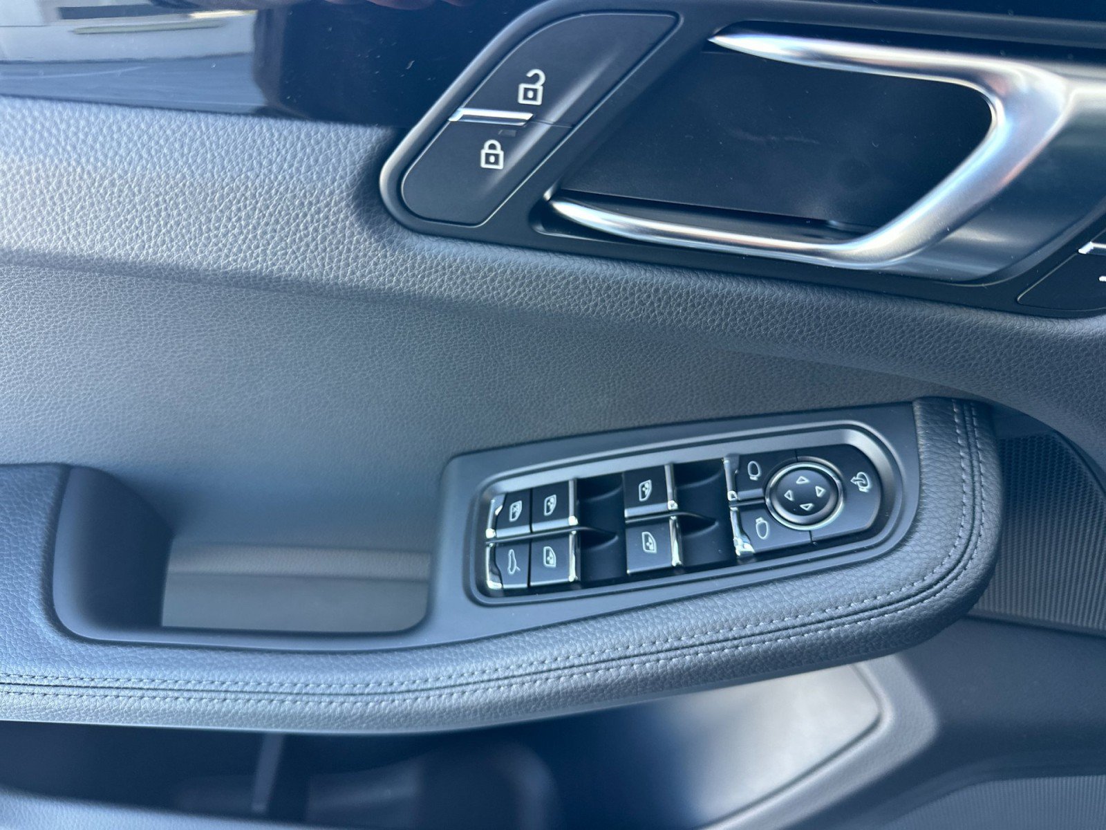 New 2026 Porsche Macan AWD/4WD image 12