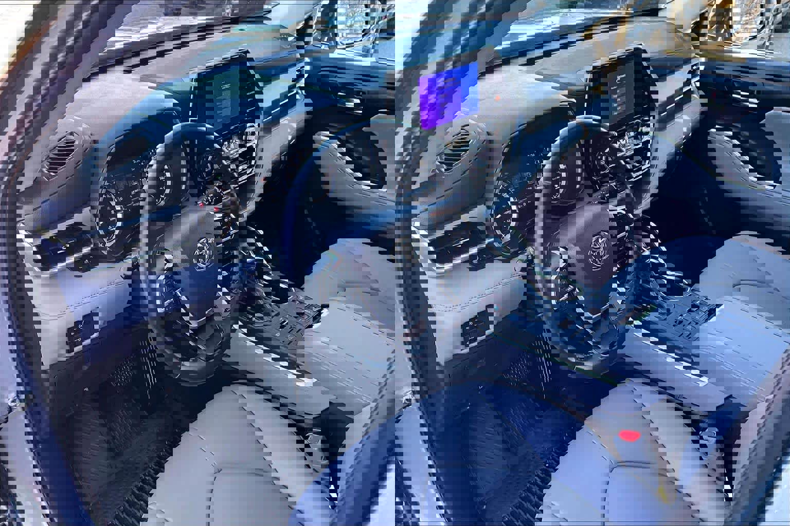 Used 2023 Toyota Highlander XLE image 17