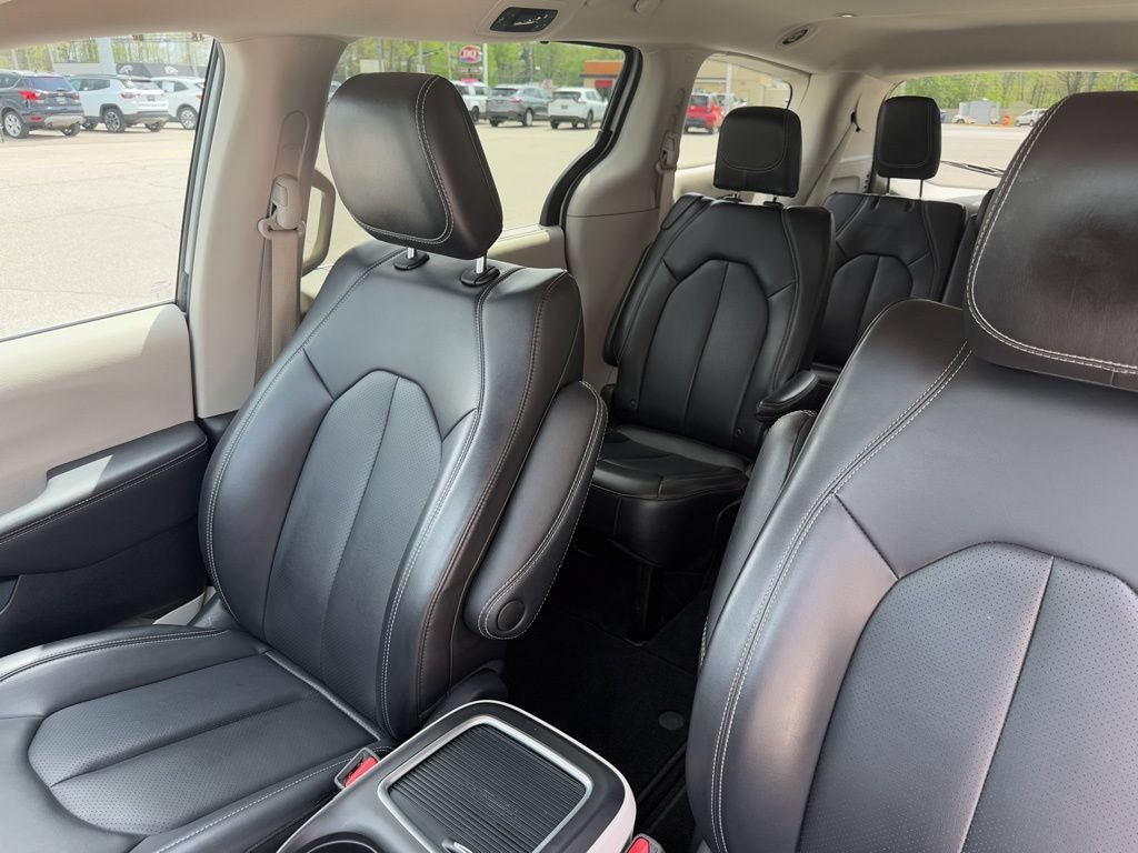 Used 2023 Chrysler Pacifica Touring-L FWD image 48