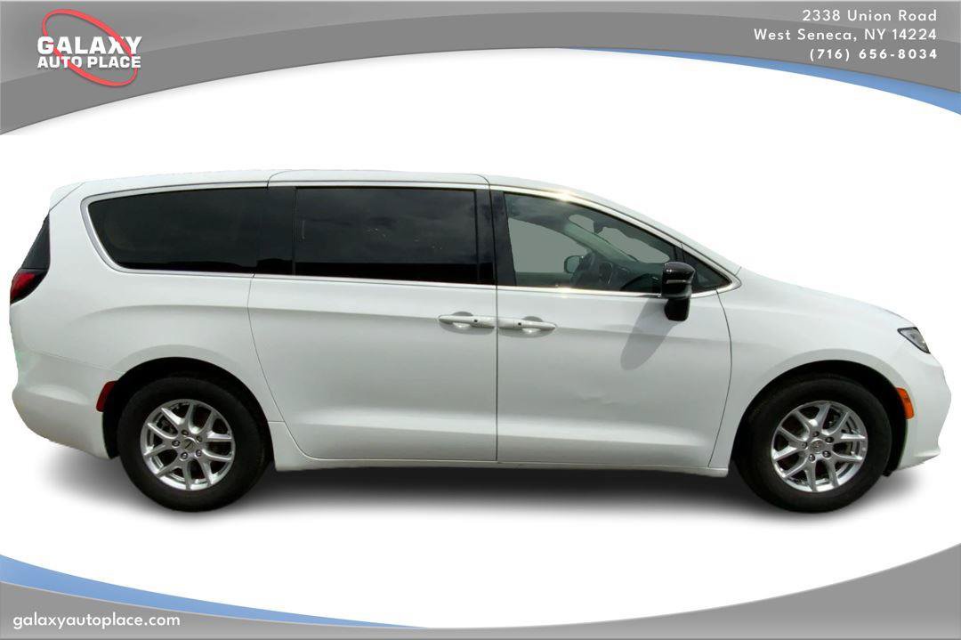 Used 2024 Chrysler Pacifica Touring-L FWD image 4