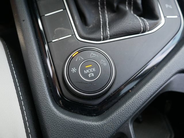 Certified 2025 Volkswagen Taos SE AWD/4WD image 32