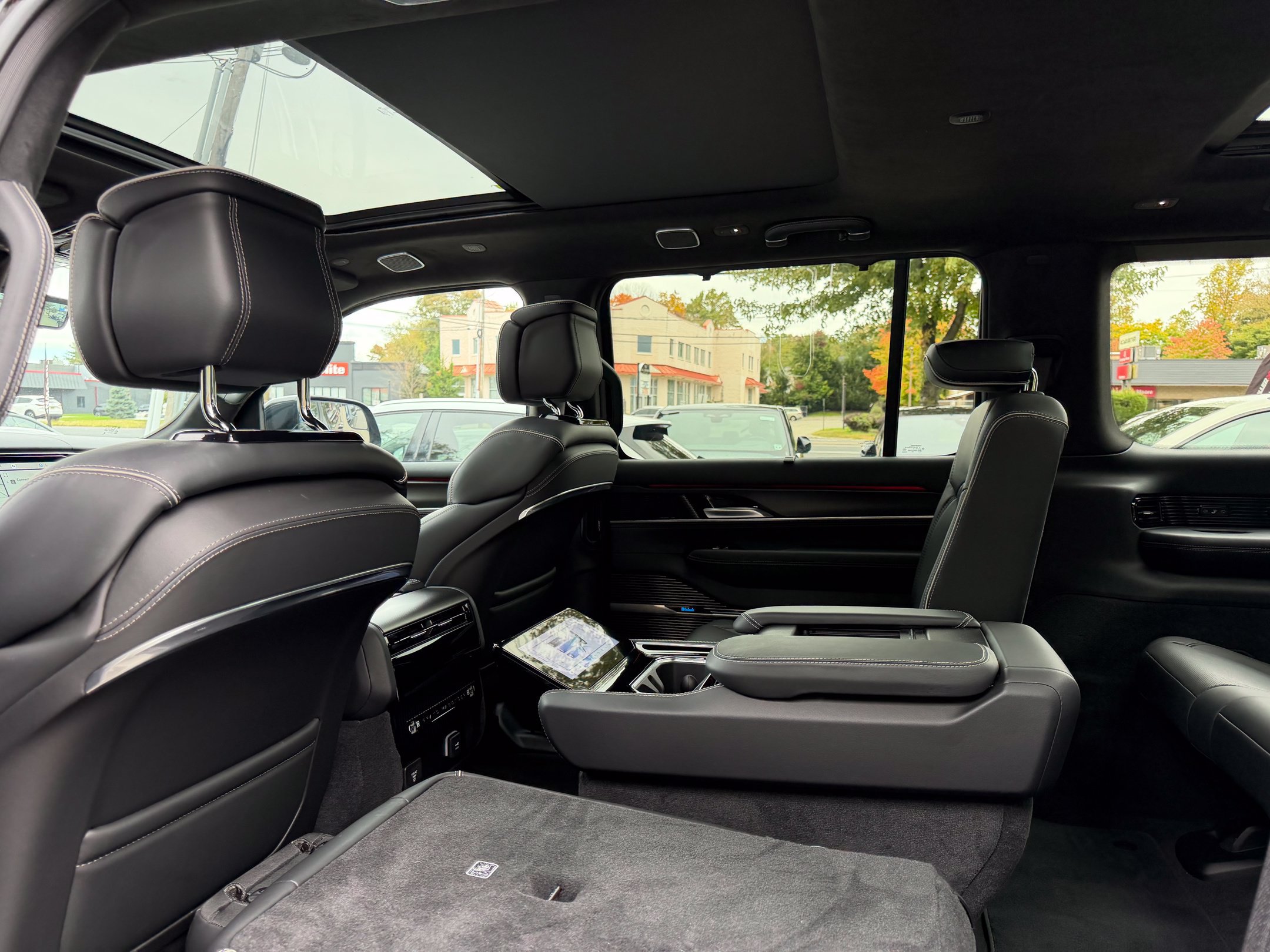 Used 2024 Jeep Grand Wagoneer Series II Obsidian w/ Quick Order Packagew 28T AWD/4WD image 29
