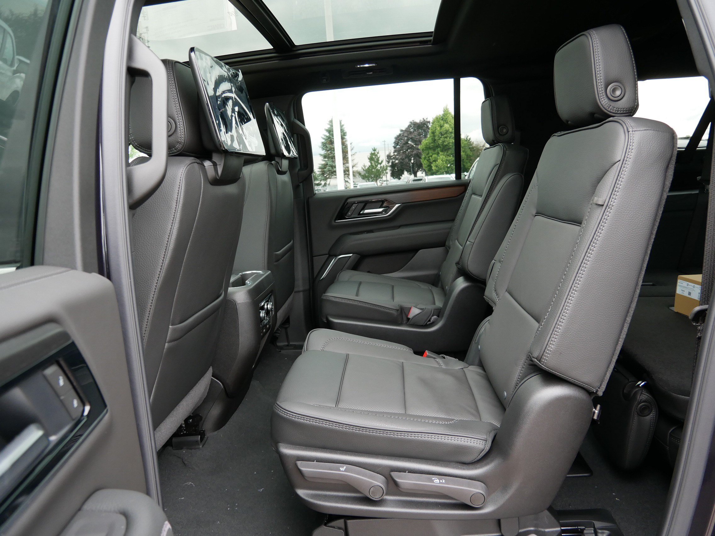 New 2026 GMC Yukon XL Denali w/ Denali Reserve Package AWD/4WD image 5