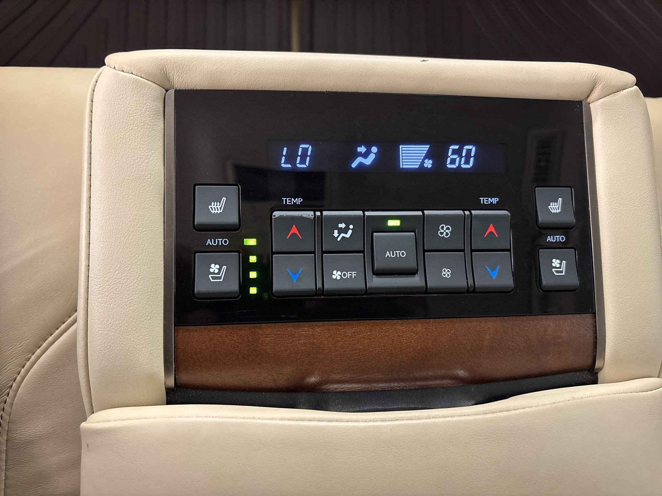 Used 2020 Lexus LX 570 4WD w/ Luxury Package image 17
