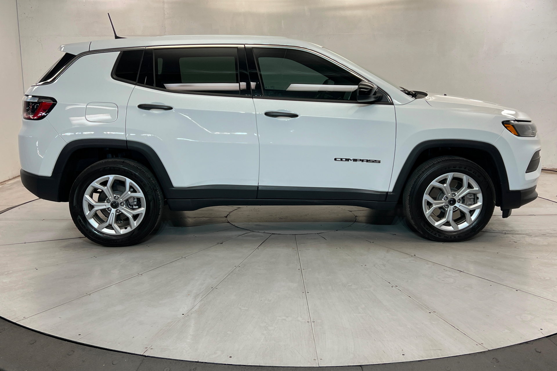 Used 2025 Jeep Compass Sport AWD/4WD image 7