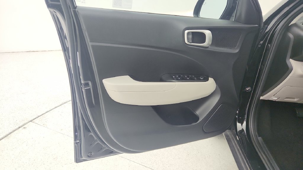 Used 2025 Hyundai Venue SEL FWD image 22