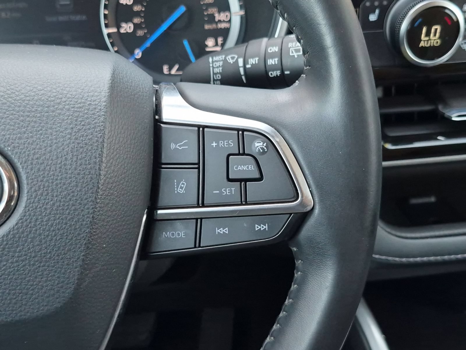Used 2021 Toyota Highlander XLE FWD image 14